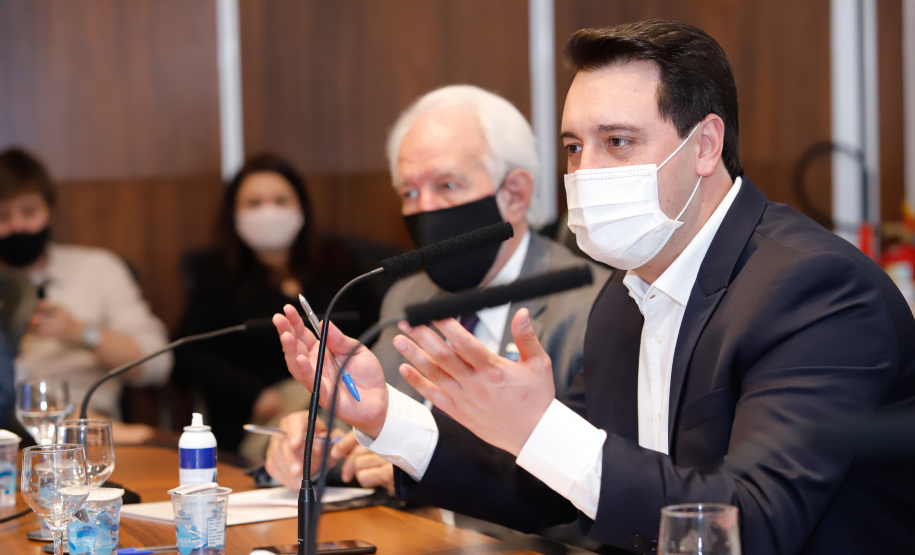 A montadora de caminhões TatraBras, que pertence ao grupo CSG Aerospace, da República Tcheca, oficializou nesta quinta-feira (3) investimento de R$ 102 milhões até 2026 em uma planta em Ponta Grossa, na região dos Campos Gerais. O protocolo de adesão da empresa ao programa de benefícios fiscais do Paraná foi assinado pelo governador Carlos Massa Ratinho Junior e pelo presidente da empresa, Rui Lemes, no Palácio Iguaçu.