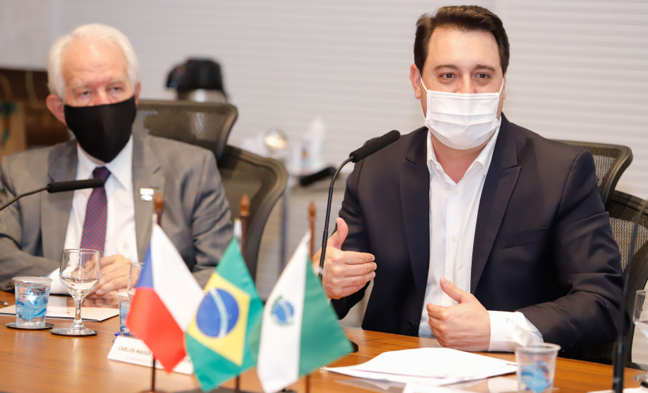 A montadora de caminhões TatraBras, que pertence ao grupo CSG Aerospace, da República Tcheca, oficializou nesta quinta-feira (3) investimento de R$ 102 milhões até 2026 em uma planta em Ponta Grossa, na região dos Campos Gerais. O protocolo de adesão da empresa ao programa de benefícios fiscais do Paraná foi assinado pelo governador Carlos Massa Ratinho Junior e pelo presidente da empresa, Rui Lemes, no Palácio Iguaçu.