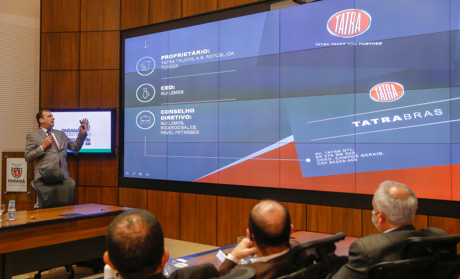 A montadora de caminhões TatraBras, que pertence ao grupo CSG Aerospace, da República Tcheca, oficializou nesta quinta-feira (3) investimento de R$ 102 milhões até 2026 em uma planta em Ponta Grossa, na região dos Campos Gerais. O protocolo de adesão da empresa ao programa de benefícios fiscais do Paraná foi assinado pelo governador Carlos Massa Ratinho Junior e pelo presidente da empresa, Rui Lemes, no Palácio Iguaçu.