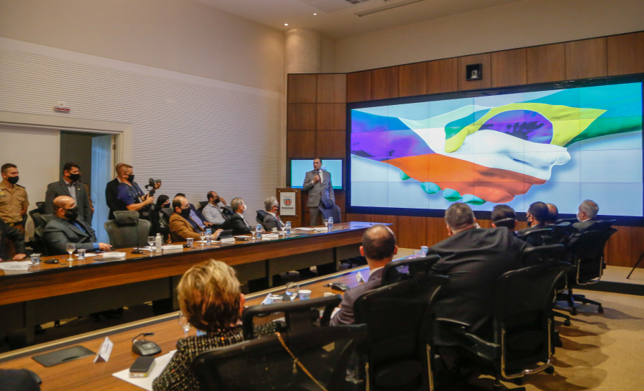 A montadora de caminhões TatraBras, que pertence ao grupo CSG Aerospace, da República Tcheca, oficializou nesta quinta-feira (3) investimento de R$ 102 milhões até 2026 em uma planta em Ponta Grossa, na região dos Campos Gerais. O protocolo de adesão da empresa ao programa de benefícios fiscais do Paraná foi assinado pelo governador Carlos Massa Ratinho Junior e pelo presidente da empresa, Rui Lemes, no Palácio Iguaçu.