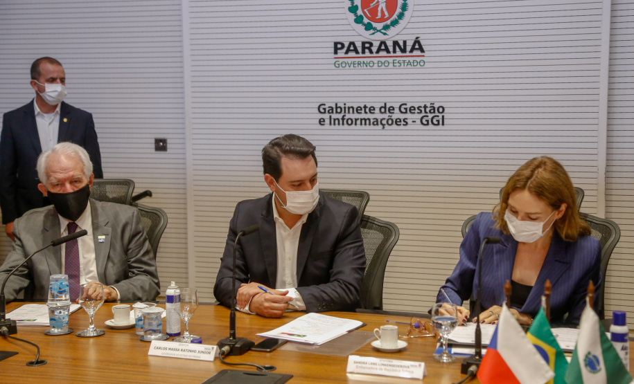 A montadora de caminhões TatraBras, que pertence ao grupo CSG Aerospace, da República Tcheca, oficializou nesta quinta-feira (3) investimento de R$ 102 milhões até 2026 em uma planta em Ponta Grossa, na região dos Campos Gerais. O protocolo de adesão da empresa ao programa de benefícios fiscais do Paraná foi assinado pelo governador Carlos Massa Ratinho Junior e pelo presidente da empresa, Rui Lemes, no Palácio Iguaçu.