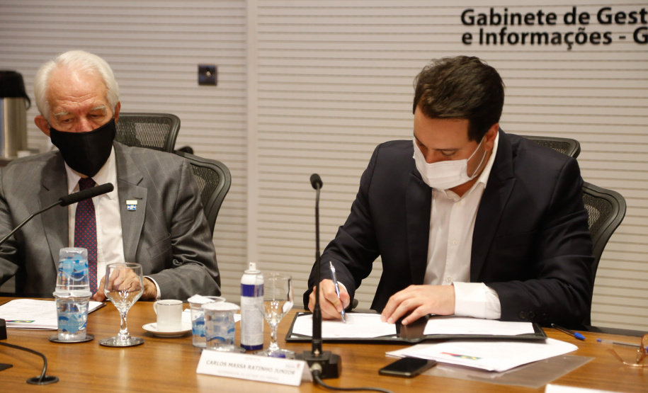 A montadora de caminhões TatraBras, que pertence ao grupo CSG Aerospace, da República Tcheca, oficializou nesta quinta-feira (3) investimento de R$ 102 milhões até 2026 em uma planta em Ponta Grossa, na região dos Campos Gerais. O protocolo de adesão da empresa ao programa de benefícios fiscais do Paraná foi assinado pelo governador Carlos Massa Ratinho Junior e pelo presidente da empresa, Rui Lemes, no Palácio Iguaçu.