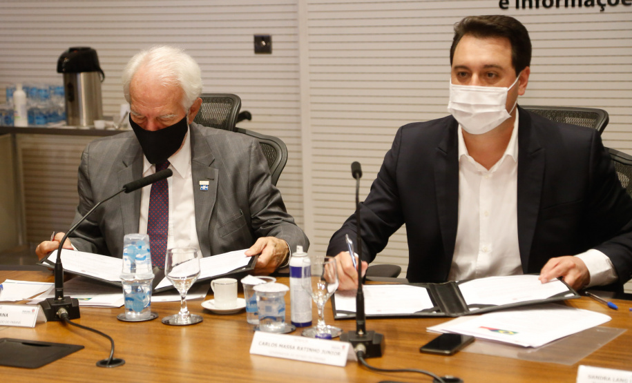 A montadora de caminhões TatraBras, que pertence ao grupo CSG Aerospace, da República Tcheca, oficializou nesta quinta-feira (3) investimento de R$ 102 milhões até 2026 em uma planta em Ponta Grossa, na região dos Campos Gerais. O protocolo de adesão da empresa ao programa de benefícios fiscais do Paraná foi assinado pelo governador Carlos Massa Ratinho Junior e pelo presidente da empresa, Rui Lemes, no Palácio Iguaçu.