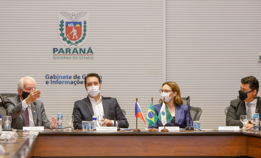 A montadora de caminhões TatraBras, que pertence ao grupo CSG Aerospace, da República Tcheca, oficializou nesta quinta-feira (3) investimento de R$ 102 milhões até 2026 em uma planta em Ponta Grossa, na região dos Campos Gerais. O protocolo de adesão da empresa ao programa de benefícios fiscais do Paraná foi assinado pelo governador Carlos Massa Ratinho Junior e pelo presidente da empresa, Rui Lemes, no Palácio Iguaçu.