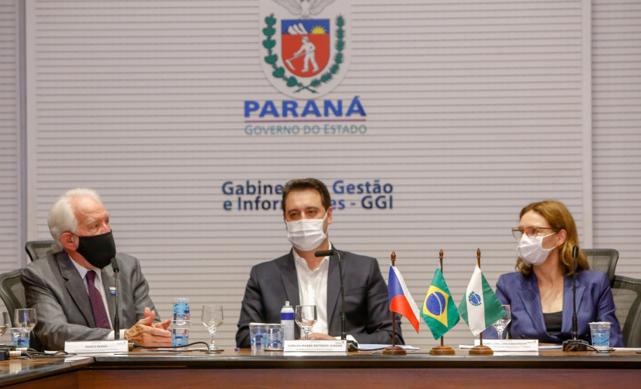 A montadora de caminhões TatraBras, que pertence ao grupo CSG Aerospace, da República Tcheca, oficializou nesta quinta-feira (3) investimento de R$ 102 milhões até 2026 em uma planta em Ponta Grossa, na região dos Campos Gerais. O protocolo de adesão da empresa ao programa de benefícios fiscais do Paraná foi assinado pelo governador Carlos Massa Ratinho Junior e pelo presidente da empresa, Rui Lemes, no Palácio Iguaçu.