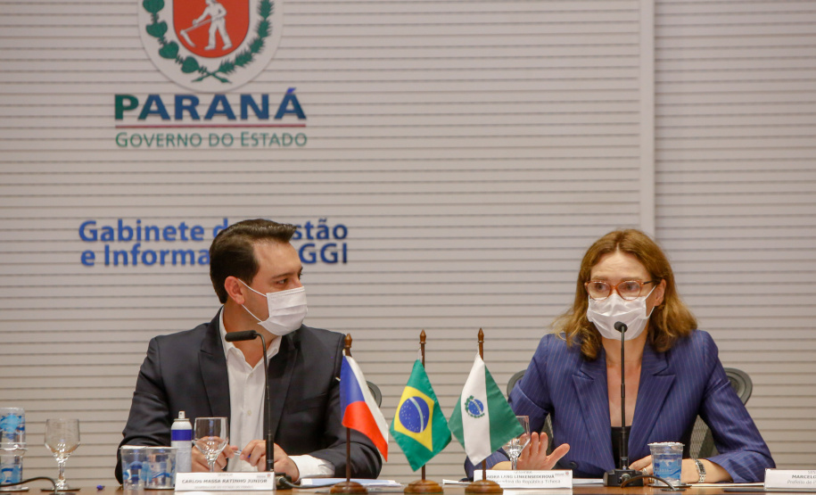 A montadora de caminhões TatraBras, que pertence ao grupo CSG Aerospace, da República Tcheca, oficializou nesta quinta-feira (3) investimento de R$ 102 milhões até 2026 em uma planta em Ponta Grossa, na região dos Campos Gerais. O protocolo de adesão da empresa ao programa de benefícios fiscais do Paraná foi assinado pelo governador Carlos Massa Ratinho Junior e pelo presidente da empresa, Rui Lemes, no Palácio Iguaçu.