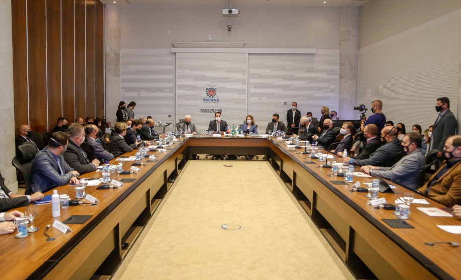 A montadora de caminhões TatraBras, que pertence ao grupo CSG Aerospace, da República Tcheca, oficializou nesta quinta-feira (3) investimento de R$ 102 milhões até 2026 em uma planta em Ponta Grossa, na região dos Campos Gerais. O protocolo de adesão da empresa ao programa de benefícios fiscais do Paraná foi assinado pelo governador Carlos Massa Ratinho Junior e pelo presidente da empresa, Rui Lemes, no Palácio Iguaçu.