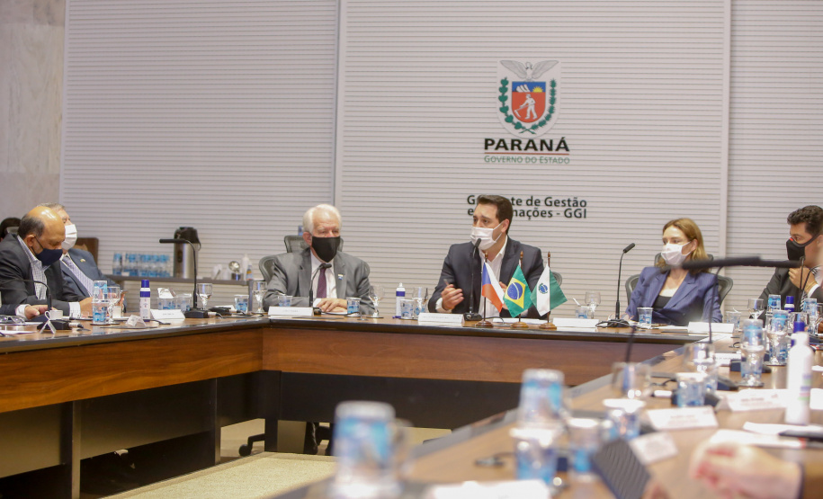 A montadora de caminhões TatraBras, que pertence ao grupo CSG Aerospace, da República Tcheca, oficializou nesta quinta-feira (3) investimento de R$ 102 milhões até 2026 em uma planta em Ponta Grossa, na região dos Campos Gerais. O protocolo de adesão da empresa ao programa de benefícios fiscais do Paraná foi assinado pelo governador Carlos Massa Ratinho Junior e pelo presidente da empresa, Rui Lemes, no Palácio Iguaçu.