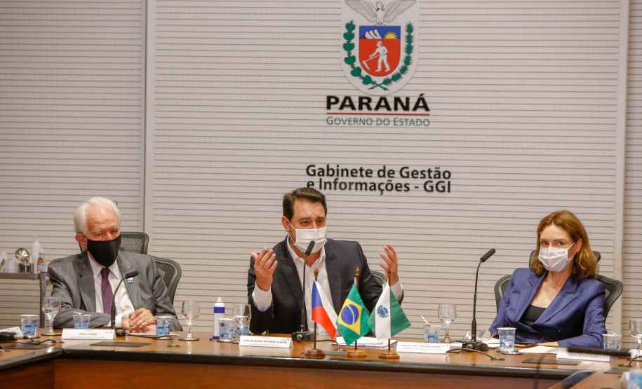 A montadora de caminhões TatraBras, que pertence ao grupo CSG Aerospace, da República Tcheca, oficializou nesta quinta-feira (3) investimento de R$ 102 milhões até 2026 em uma planta em Ponta Grossa, na região dos Campos Gerais. O protocolo de adesão da empresa ao programa de benefícios fiscais do Paraná foi assinado pelo governador Carlos Massa Ratinho Junior e pelo presidente da empresa, Rui Lemes, no Palácio Iguaçu.