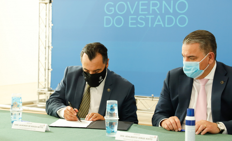 O governador Carlos Massa Ratinho Junior, o presidente do Tribunal de Justiça do Paraná, desembargador Adalberto Xisto Pereira, e o segundo vice-presidente, desembargador José Laurindo de Souza Netto formalizaram nesta quinta-feira (3) a criação do Cejus Casa Fácil e do Cejusc Fundiário, que vão atuar na mediação e conciliação de conflitos no Estado.