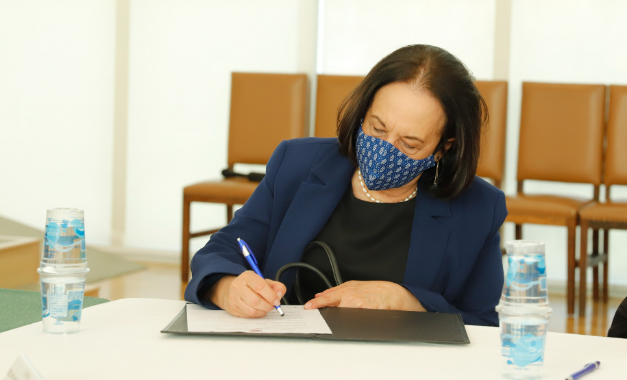 O governador Carlos Massa Ratinho Junior, o presidente do Tribunal de Justiça do Paraná, desembargador Adalberto Xisto Pereira, e o segundo vice-presidente, desembargador José Laurindo de Souza Netto formalizaram nesta quinta-feira (3) a criação do Cejus Casa Fácil e do Cejusc Fundiário, que vão atuar na mediação e conciliação de conflitos no Estado.