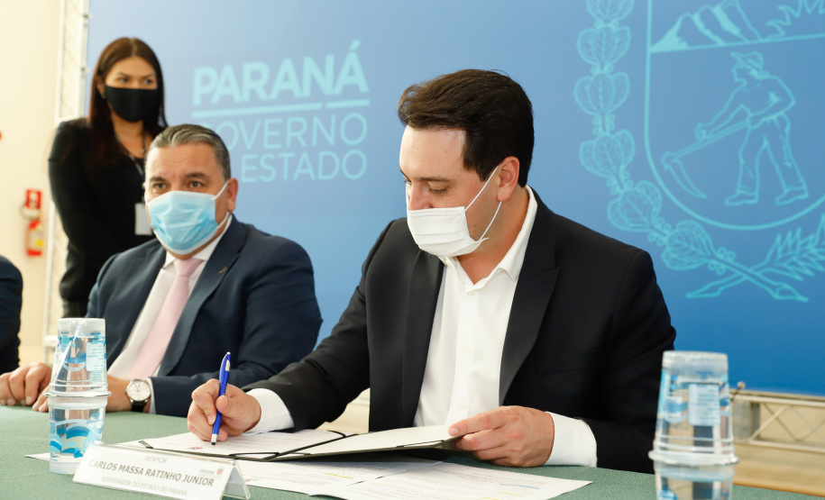 O governador Carlos Massa Ratinho Junior, o presidente do Tribunal de Justiça do Paraná, desembargador Adalberto Xisto Pereira, e o segundo vice-presidente, desembargador José Laurindo de Souza Netto formalizaram nesta quinta-feira (3) a criação do Cejus Casa Fácil e do Cejusc Fundiário, que vão atuar na mediação e conciliação de conflitos no Estado.