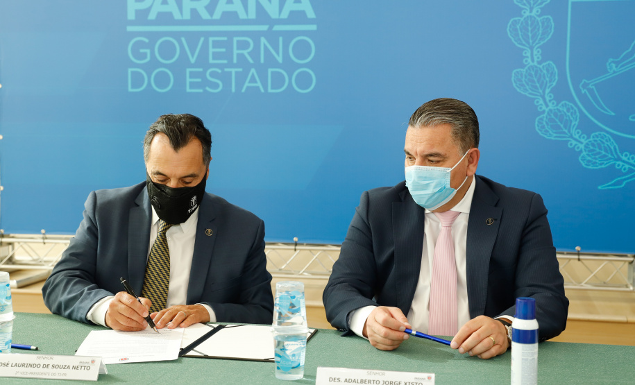 O governador Carlos Massa Ratinho Junior, o presidente do Tribunal de Justiça do Paraná, desembargador Adalberto Xisto Pereira, e o segundo vice-presidente, desembargador José Laurindo de Souza Netto formalizaram nesta quinta-feira (3) a criação do Cejus Casa Fácil e do Cejusc Fundiário, que vão atuar na mediação e conciliação de conflitos no Estado.