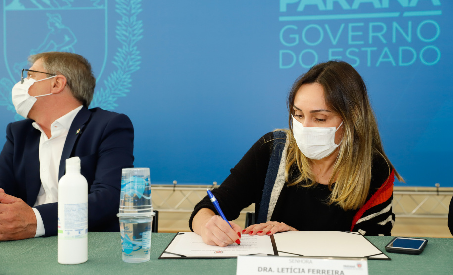 O governador Carlos Massa Ratinho Junior, o presidente do Tribunal de Justiça do Paraná, desembargador Adalberto Xisto Pereira, e o segundo vice-presidente, desembargador José Laurindo de Souza Netto formalizaram nesta quinta-feira (3) a criação do Cejus Casa Fácil e do Cejusc Fundiário, que vão atuar na mediação e conciliação de conflitos no Estado.