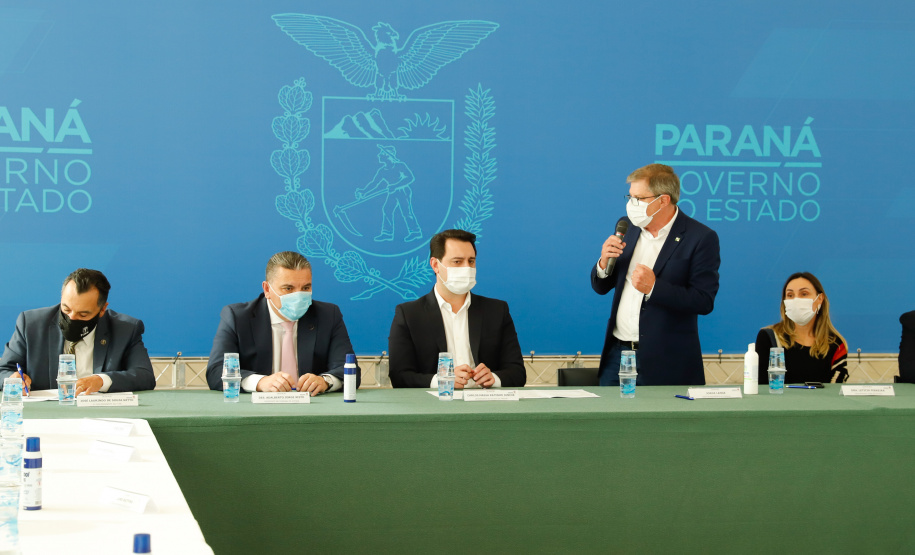 O governador Carlos Massa Ratinho Junior, o presidente do Tribunal de Justiça do Paraná, desembargador Adalberto Xisto Pereira, e o segundo vice-presidente, desembargador José Laurindo de Souza Netto formalizaram nesta quinta-feira (3) a criação do Cejus Casa Fácil e do Cejusc Fundiário, que vão atuar na mediação e conciliação de conflitos no Estado.