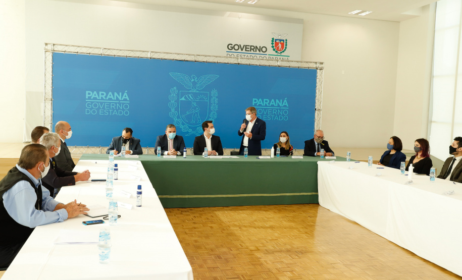 O governador Carlos Massa Ratinho Junior, o presidente do Tribunal de Justiça do Paraná, desembargador Adalberto Xisto Pereira, e o segundo vice-presidente, desembargador José Laurindo de Souza Netto formalizaram nesta quinta-feira (3) a criação do Cejus Casa Fácil e do Cejusc Fundiário, que vão atuar na mediação e conciliação de conflitos no Estado.