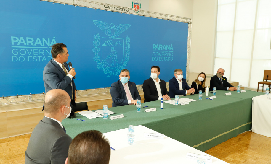 O governador Carlos Massa Ratinho Junior, o presidente do Tribunal de Justiça do Paraná, desembargador Adalberto Xisto Pereira, e o segundo vice-presidente, desembargador José Laurindo de Souza Netto formalizaram nesta quinta-feira (3) a criação do Cejus Casa Fácil e do Cejusc Fundiário, que vão atuar na mediação e conciliação de conflitos no Estado.