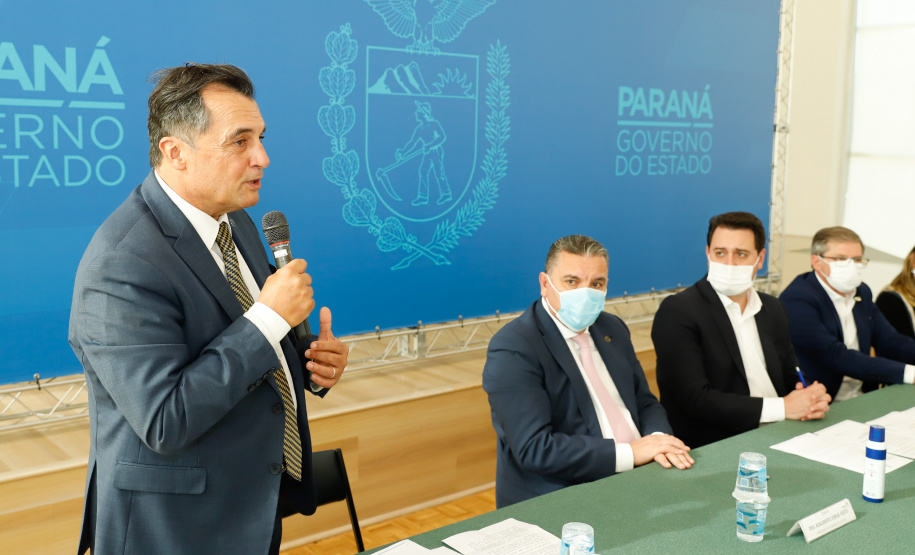 O governador Carlos Massa Ratinho Junior, o presidente do Tribunal de Justiça do Paraná, desembargador Adalberto Xisto Pereira, e o segundo vice-presidente, desembargador José Laurindo de Souza Netto formalizaram nesta quinta-feira (3) a criação do Cejus Casa Fácil e do Cejusc Fundiário, que vão atuar na mediação e conciliação de conflitos no Estado.