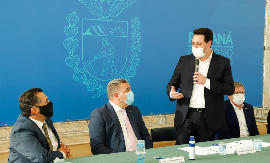 O governador Carlos Massa Ratinho Junior, o presidente do Tribunal de Justiça do Paraná, desembargador Adalberto Xisto Pereira, e o segundo vice-presidente, desembargador José Laurindo de Souza Netto formalizaram nesta quinta-feira (3) a criação do Cejus Casa Fácil e do Cejusc Fundiário, que vão atuar na mediação e conciliação de conflitos no Estado.