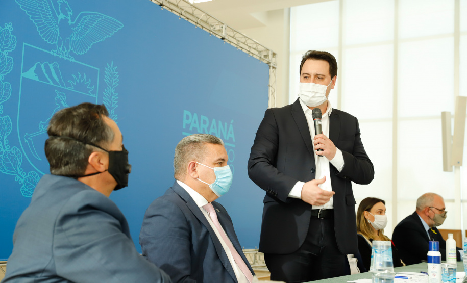 O governador Carlos Massa Ratinho Junior, o presidente do Tribunal de Justiça do Paraná, desembargador Adalberto Xisto Pereira, e o segundo vice-presidente, desembargador José Laurindo de Souza Netto formalizaram nesta quinta-feira (3) a criação do Cejus Casa Fácil e do Cejusc Fundiário, que vão atuar na mediação e conciliação de conflitos no Estado.