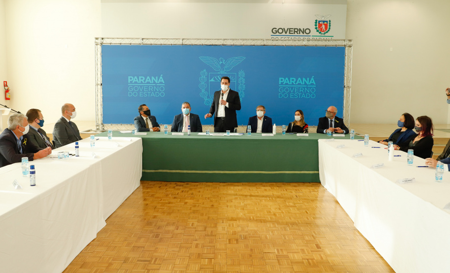 O governador Carlos Massa Ratinho Junior, o presidente do Tribunal de Justiça do Paraná, desembargador Adalberto Xisto Pereira, e o segundo vice-presidente, desembargador José Laurindo de Souza Netto formalizaram nesta quinta-feira (3) a criação do Cejus Casa Fácil e do Cejusc Fundiário, que vão atuar na mediação e conciliação de conflitos no Estado.