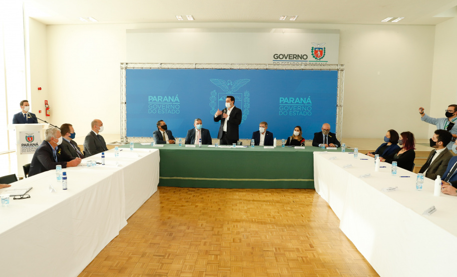 O governador Carlos Massa Ratinho Junior, o presidente do Tribunal de Justiça do Paraná, desembargador Adalberto Xisto Pereira, e o segundo vice-presidente, desembargador José Laurindo de Souza Netto formalizaram nesta quinta-feira (3) a criação do Cejus Casa Fácil e do Cejusc Fundiário, que vão atuar na mediação e conciliação de conflitos no Estado.