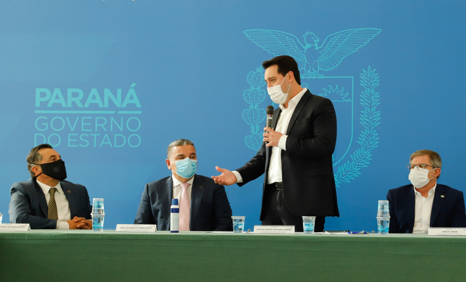 O governador Carlos Massa Ratinho Junior, o presidente do Tribunal de Justiça do Paraná, desembargador Adalberto Xisto Pereira, e o segundo vice-presidente, desembargador José Laurindo de Souza Netto formalizaram nesta quinta-feira (3) a criação do Cejus Casa Fácil e do Cejusc Fundiário, que vão atuar na mediação e conciliação de conflitos no Estado.