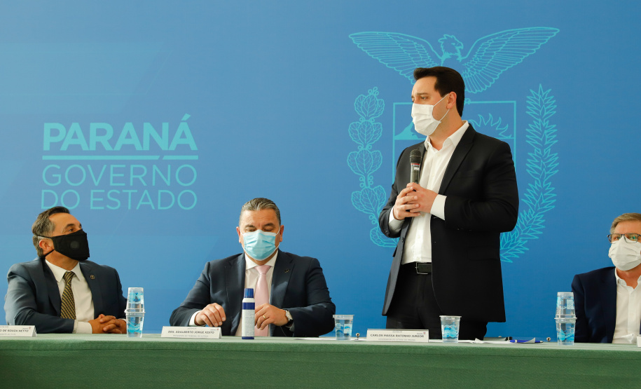 O governador Carlos Massa Ratinho Junior, o presidente do Tribunal de Justiça do Paraná, desembargador Adalberto Xisto Pereira, e o segundo vice-presidente, desembargador José Laurindo de Souza Netto formalizaram nesta quinta-feira (3) a criação do Cejus Casa Fácil e do Cejusc Fundiário, que vão atuar na mediação e conciliação de conflitos no Estado.