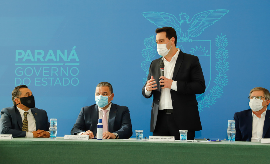 O governador Carlos Massa Ratinho Junior, o presidente do Tribunal de Justiça do Paraná, desembargador Adalberto Xisto Pereira, e o segundo vice-presidente, desembargador José Laurindo de Souza Netto formalizaram nesta quinta-feira (3) a criação do Cejus Casa Fácil e do Cejusc Fundiário, que vão atuar na mediação e conciliação de conflitos no Estado.