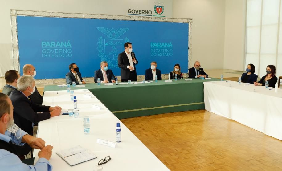 O governador Carlos Massa Ratinho Junior, o presidente do Tribunal de Justiça do Paraná, desembargador Adalberto Xisto Pereira, e o segundo vice-presidente, desembargador José Laurindo de Souza Netto formalizaram nesta quinta-feira (3) a criação do Cejus Casa Fácil e do Cejusc Fundiário, que vão atuar na mediação e conciliação de conflitos no Estado.