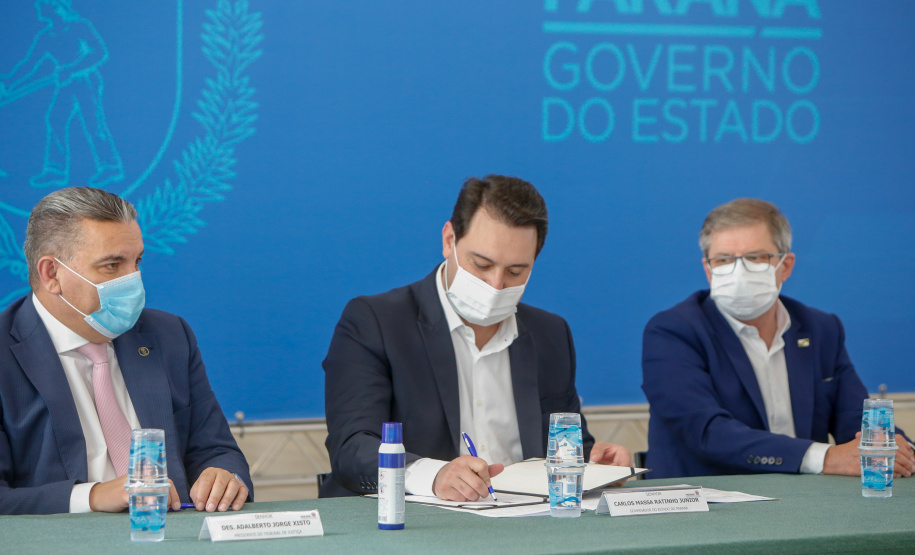 O governador Carlos Massa Ratinho Junior, o presidente do Tribunal de Justiça do Paraná, desembargador Adalberto Xisto Pereira, e o segundo vice-presidente, desembargador José Laurindo de Souza Netto formalizaram nesta quinta-feira (3) a criação do Cejus Casa Fácil e do Cejusc Fundiário, que vão atuar na mediação e conciliação de conflitos no Estado.foto Gilson Abreu/Aen