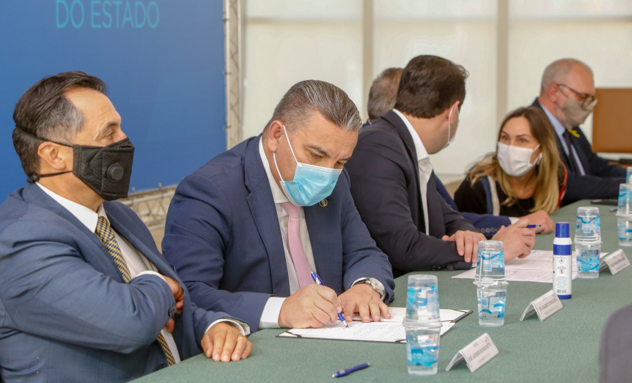 O governador Carlos Massa Ratinho Junior, o presidente do Tribunal de Justiça do Paraná, desembargador Adalberto Xisto Pereira, e o segundo vice-presidente, desembargador José Laurindo de Souza Netto formalizaram nesta quinta-feira (3) a criação do Cejus Casa Fácil e do Cejusc Fundiário, que vão atuar na mediação e conciliação de conflitos no Estado.foto Gilson Abreu/Aen