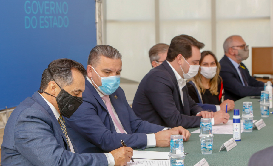 O governador Carlos Massa Ratinho Junior, o presidente do Tribunal de Justiça do Paraná, desembargador Adalberto Xisto Pereira, e o segundo vice-presidente, desembargador José Laurindo de Souza Netto formalizaram nesta quinta-feira (3) a criação do Cejus Casa Fácil e do Cejusc Fundiário, que vão atuar na mediação e conciliação de conflitos no Estado.foto Gilson Abreu/Aen