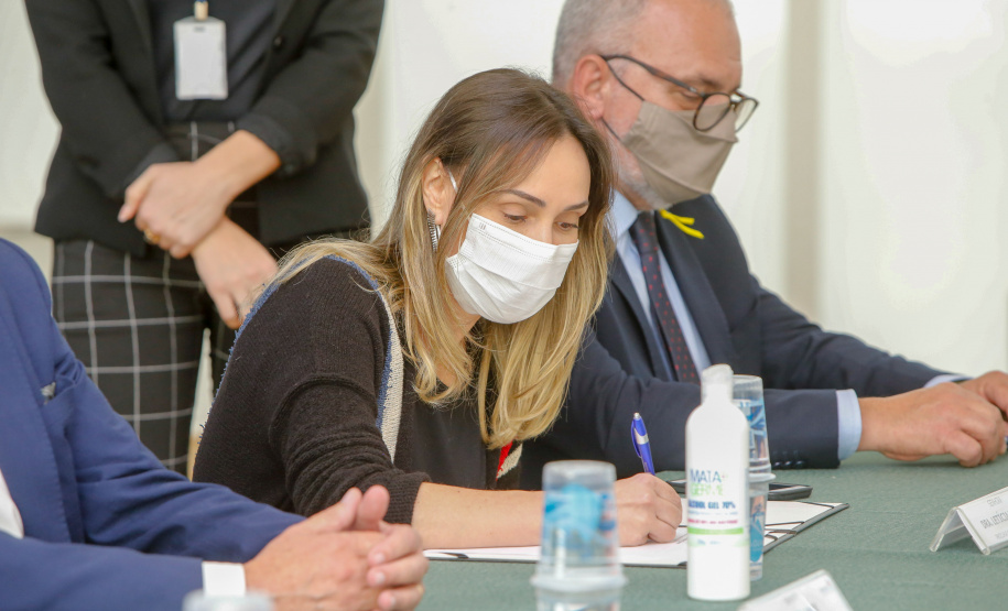 O governador Carlos Massa Ratinho Junior, o presidente do Tribunal de Justiça do Paraná, desembargador Adalberto Xisto Pereira, e o segundo vice-presidente, desembargador José Laurindo de Souza Netto formalizaram nesta quinta-feira (3) a criação do Cejus Casa Fácil e do Cejusc Fundiário, que vão atuar na mediação e conciliação de conflitos no Estado.foto Gilson Abreu/Aen