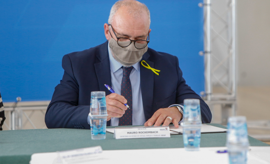 O governador Carlos Massa Ratinho Junior, o presidente do Tribunal de Justiça do Paraná, desembargador Adalberto Xisto Pereira, e o segundo vice-presidente, desembargador José Laurindo de Souza Netto formalizaram nesta quinta-feira (3) a criação do Cejus Casa Fácil e do Cejusc Fundiário, que vão atuar na mediação e conciliação de conflitos no Estado.foto Gilson Abreu/Aen