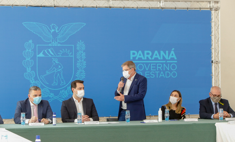 O governador Carlos Massa Ratinho Junior, o presidente do Tribunal de Justiça do Paraná, desembargador Adalberto Xisto Pereira, e o segundo vice-presidente, desembargador José Laurindo de Souza Netto formalizaram nesta quinta-feira (3) a criação do Cejus Casa Fácil e do Cejusc Fundiário, que vão atuar na mediação e conciliação de conflitos no Estado.foto Gilson Abreu/Aen