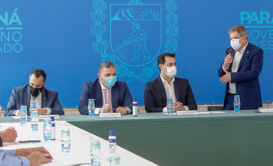 O governador Carlos Massa Ratinho Junior, o presidente do Tribunal de Justiça do Paraná, desembargador Adalberto Xisto Pereira, e o segundo vice-presidente, desembargador José Laurindo de Souza Netto formalizaram nesta quinta-feira (3) a criação do Cejus Casa Fácil e do Cejusc Fundiário, que vão atuar na mediação e conciliação de conflitos no Estado.foto Gilson Abreu/Aen