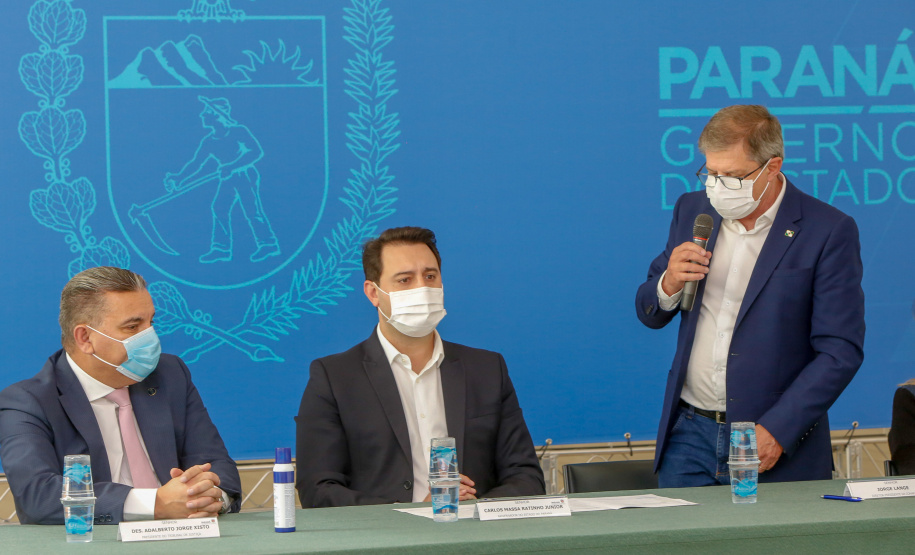 O governador Carlos Massa Ratinho Junior, o presidente do Tribunal de Justiça do Paraná, desembargador Adalberto Xisto Pereira, e o segundo vice-presidente, desembargador José Laurindo de Souza Netto formalizaram nesta quinta-feira (3) a criação do Cejus Casa Fácil e do Cejusc Fundiário, que vão atuar na mediação e conciliação de conflitos no Estado.foto Gilson Abreu/Aen