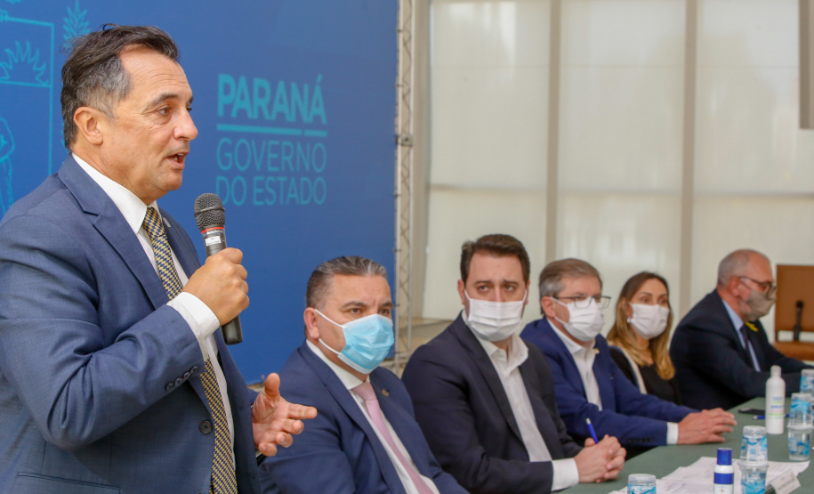 O governador Carlos Massa Ratinho Junior, o presidente do Tribunal de Justiça do Paraná, desembargador Adalberto Xisto Pereira, e o segundo vice-presidente, desembargador José Laurindo de Souza Netto formalizaram nesta quinta-feira (3) a criação do Cejus Casa Fácil e do Cejusc Fundiário, que vão atuar na mediação e conciliação de conflitos no Estado.foto Gilson Abreu/Aen