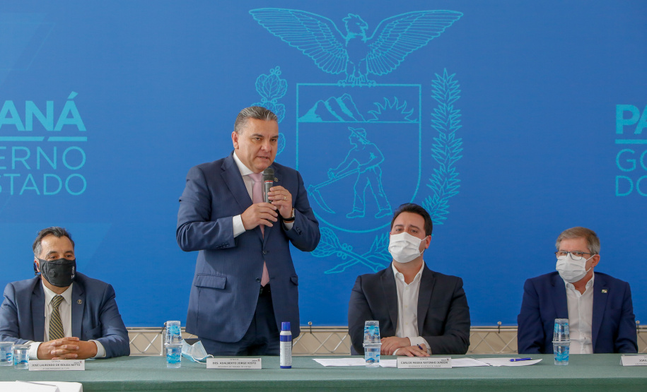 O governador Carlos Massa Ratinho Junior, o presidente do Tribunal de Justiça do Paraná, desembargador Adalberto Xisto Pereira, e o segundo vice-presidente, desembargador José Laurindo de Souza Netto formalizaram nesta quinta-feira (3) a criação do Cejus Casa Fácil e do Cejusc Fundiário, que vão atuar na mediação e conciliação de conflitos no Estado.foto Gilson Abreu/Aen