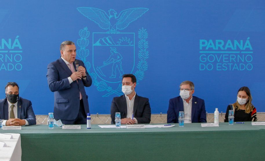 O governador Carlos Massa Ratinho Junior, o presidente do Tribunal de Justiça do Paraná, desembargador Adalberto Xisto Pereira, e o segundo vice-presidente, desembargador José Laurindo de Souza Netto formalizaram nesta quinta-feira (3) a criação do Cejus Casa Fácil e do Cejusc Fundiário, que vão atuar na mediação e conciliação de conflitos no Estado.foto Gilson Abreu/Aen