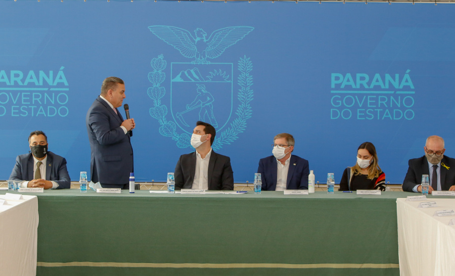 O governador Carlos Massa Ratinho Junior, o presidente do Tribunal de Justiça do Paraná, desembargador Adalberto Xisto Pereira, e o segundo vice-presidente, desembargador José Laurindo de Souza Netto formalizaram nesta quinta-feira (3) a criação do Cejus Casa Fácil e do Cejusc Fundiário, que vão atuar na mediação e conciliação de conflitos no Estado.foto Gilson Abreu/Aen