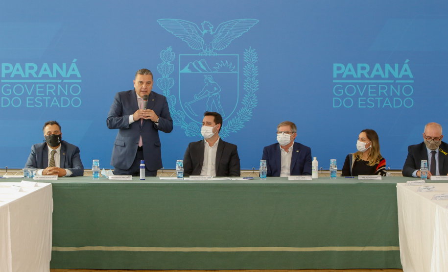 O governador Carlos Massa Ratinho Junior, o presidente do Tribunal de Justiça do Paraná, desembargador Adalberto Xisto Pereira, e o segundo vice-presidente, desembargador José Laurindo de Souza Netto formalizaram nesta quinta-feira (3) a criação do Cejus Casa Fácil e do Cejusc Fundiário, que vão atuar na mediação e conciliação de conflitos no Estado.foto Gilson Abreu/Aen