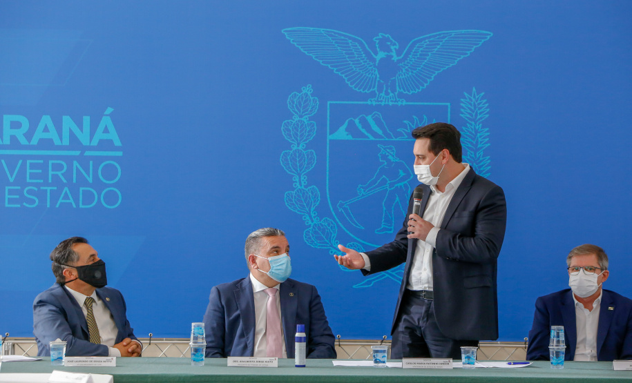 O governador Carlos Massa Ratinho Junior, o presidente do Tribunal de Justiça do Paraná, desembargador Adalberto Xisto Pereira, e o segundo vice-presidente, desembargador José Laurindo de Souza Netto formalizaram nesta quinta-feira (3) a criação do Cejus Casa Fácil e do Cejusc Fundiário, que vão atuar na mediação e conciliação de conflitos no Estado.foto Gilson Abreu/Aen