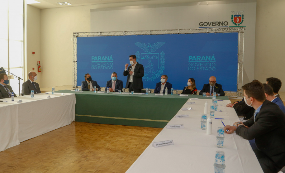O governador Carlos Massa Ratinho Junior, o presidente do Tribunal de Justiça do Paraná, desembargador Adalberto Xisto Pereira, e o segundo vice-presidente, desembargador José Laurindo de Souza Netto formalizaram nesta quinta-feira (3) a criação do Cejus Casa Fácil e do Cejusc Fundiário, que vão atuar na mediação e conciliação de conflitos no Estado.foto Gilson Abreu/Aen