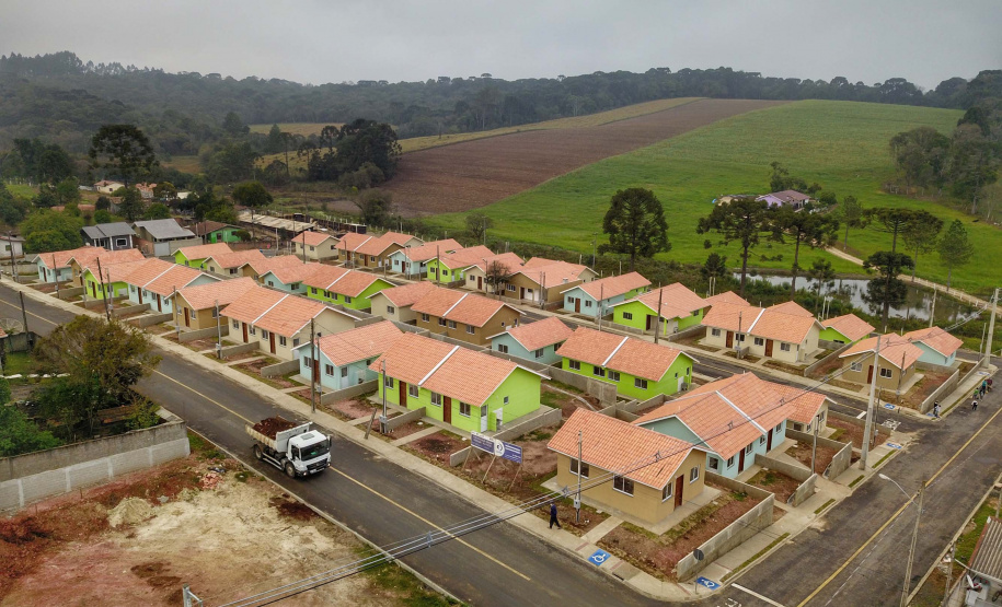 O governador Carlos Massa Ratinho Junior entregou nesta sexta-feira (4) as chaves de novas moradias para 53 famílias de Rebouças, na Região Centro-Sul do Estado. As casas fazem parte do programa Nossa Gente Paraná, destinado a pessoas em situação de vulnerabilidade social e são repassadas de graça. Ao todo, 165 pessoas serão beneficiadas diretamente.
. Foto: José Fernando Ogura/AEN