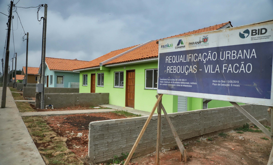O governador Carlos Massa Ratinho Junior entregou nesta sexta-feira (4) as chaves de novas moradias para 53 famílias de Rebouças, na Região Centro-Sul do Estado. As casas fazem parte do programa Nossa Gente Paraná, destinado a pessoas em situação de vulnerabilidade social e são repassadas de graça. Ao todo, 165 pessoas serão beneficiadas diretamente.
. Foto: José Fernando Ogura/AEN