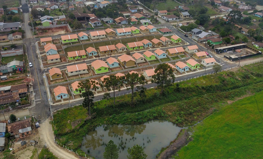 O governador Carlos Massa Ratinho Junior entregou nesta sexta-feira (4) as chaves de novas moradias para 53 famílias de Rebouças, na Região Centro-Sul do Estado. As casas fazem parte do programa Nossa Gente Paraná, destinado a pessoas em situação de vulnerabilidade social e são repassadas de graça. Ao todo, 165 pessoas serão beneficiadas diretamente.
. Foto: José Fernando Ogura/AEN