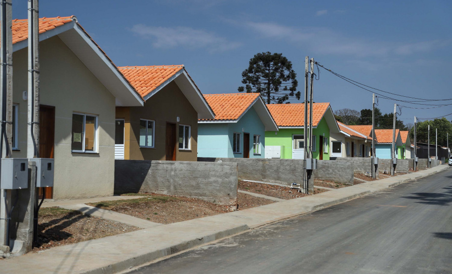 O governador Carlos Massa Ratinho Junior entregou nesta sexta-feira (4) as chaves de novas moradias para 53 famílias de Rebouças, na Região Centro-Sul do Estado. As casas fazem parte do programa Nossa Gente Paraná, destinado a pessoas em situação de vulnerabilidade social e são repassadas de graça. Ao todo, 165 pessoas serão beneficiadas diretamente.
. Foto: José Fernando Ogura/AEN