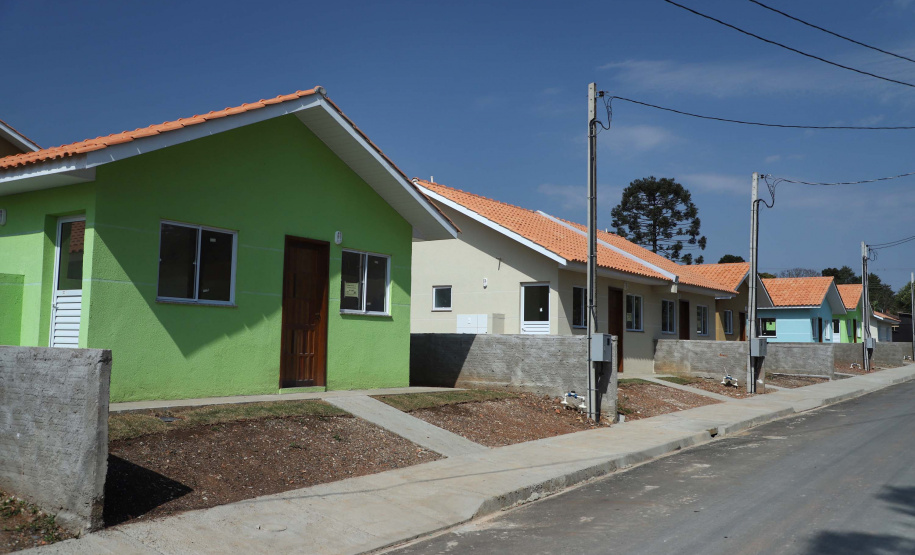 O governador Carlos Massa Ratinho Junior entregou nesta sexta-feira (4) as chaves de novas moradias para 53 famílias de Rebouças, na Região Centro-Sul do Estado. As casas fazem parte do programa Nossa Gente Paraná, destinado a pessoas em situação de vulnerabilidade social e são repassadas de graça. Ao todo, 165 pessoas serão beneficiadas diretamente.
. Foto: José Fernando Ogura/AEN